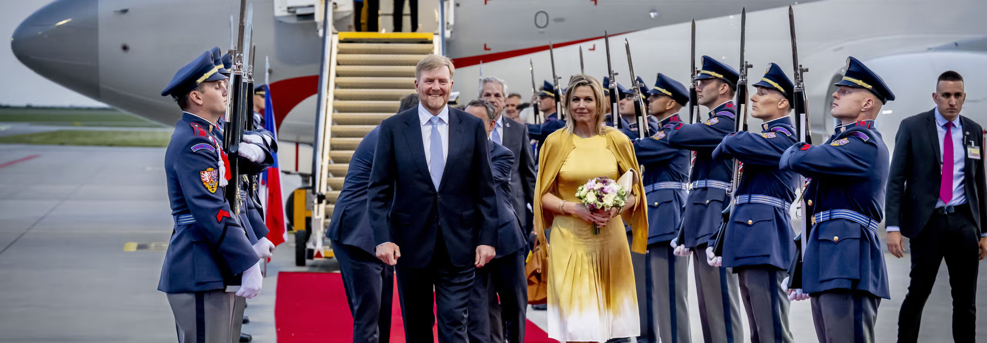 Staatsbezoek Tsjechie Aankomst Ezgif.Com Gif To Jpg Converter