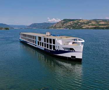 TUI Luzia (Launch)